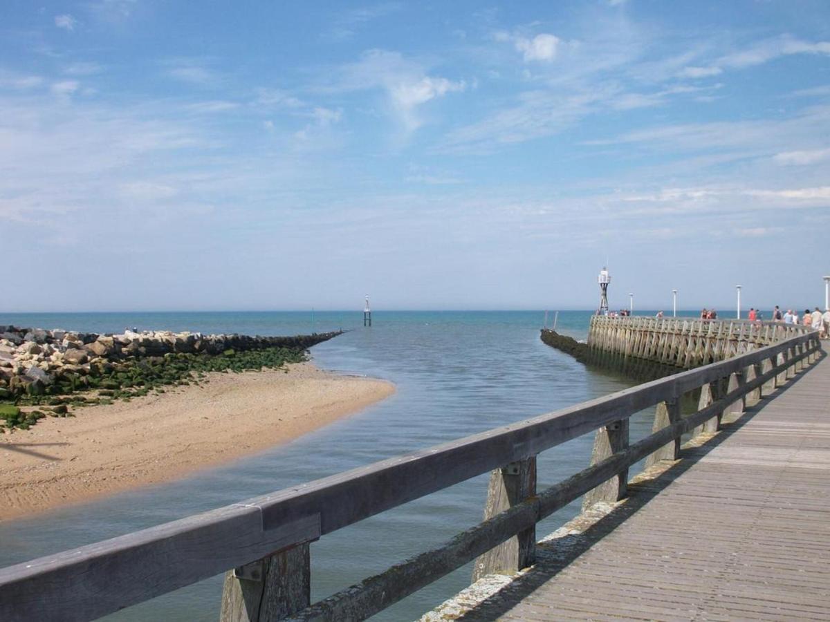 Charming Apartment In Courseulles Sur Mer Near Seabeach Exterior foto